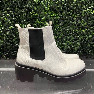 Pierre Dumas White Textured Ankle Boots